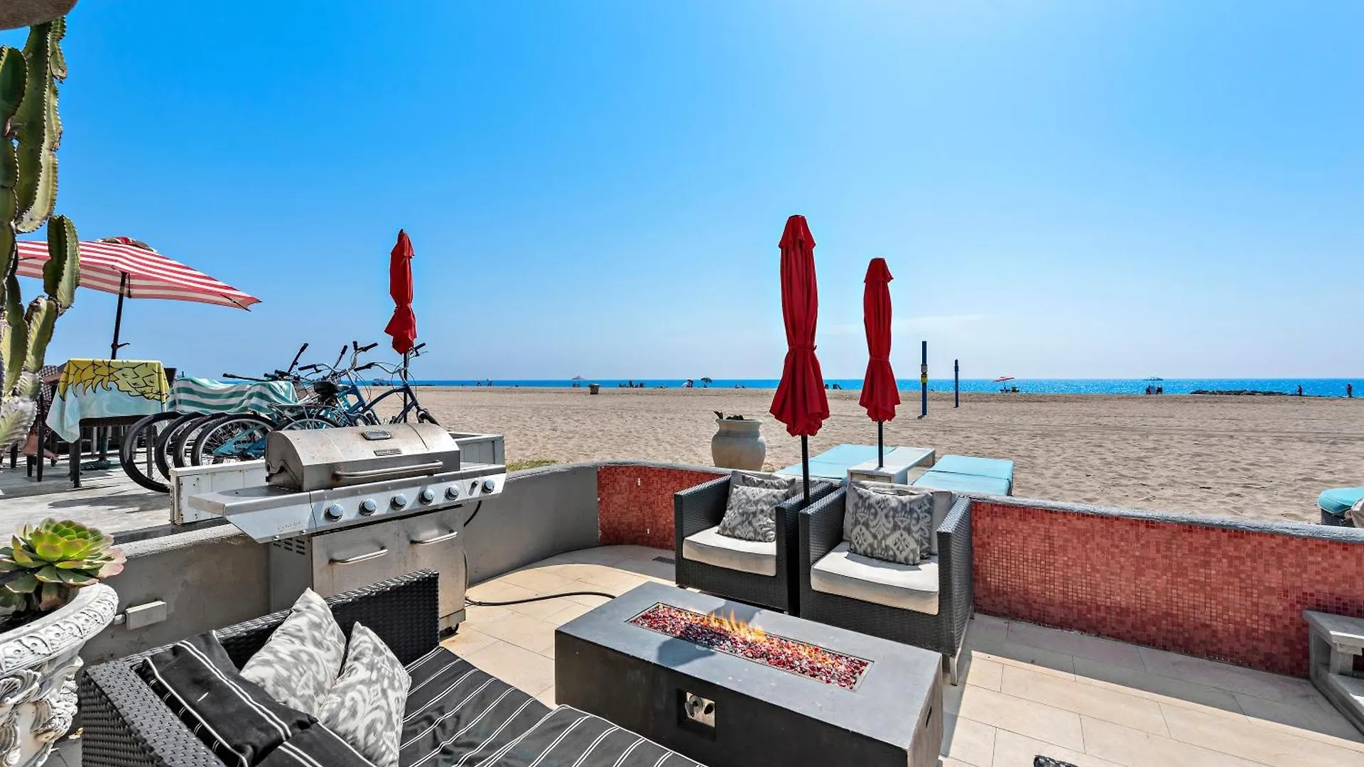 Holiday home 3 Story Oceanfront Home With Jacuzzi In Newport Beach On The Sand!